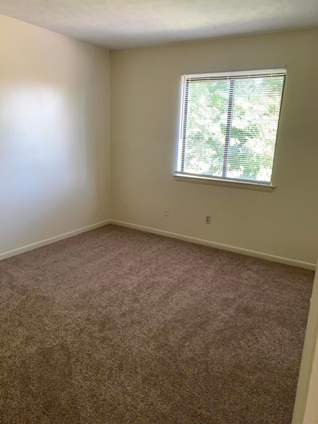 Building Photo - 460 Lenney Dr
