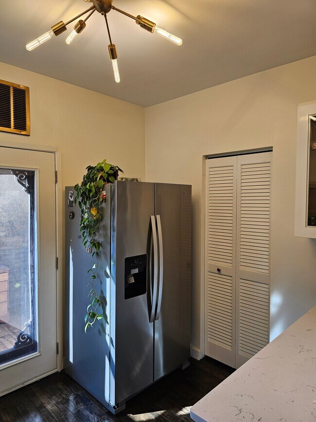 Building Photo - 539 W Brompton Ave