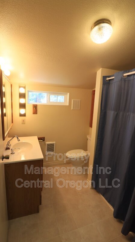 Building Photo - 524 NE Olney Ave