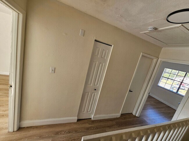 Building Photo - 1236 Dovehill Dr