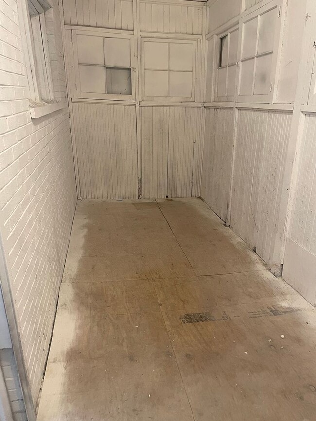 Building Photo - 3 bedroom 1 bath house for rent