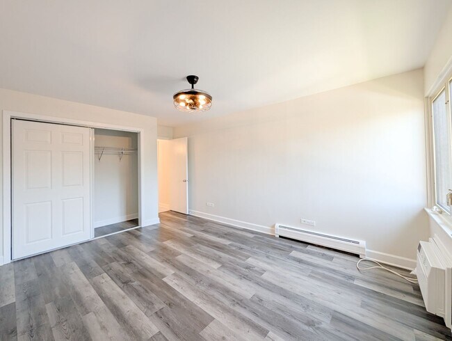 Building Photo - 483 N Larch Ave