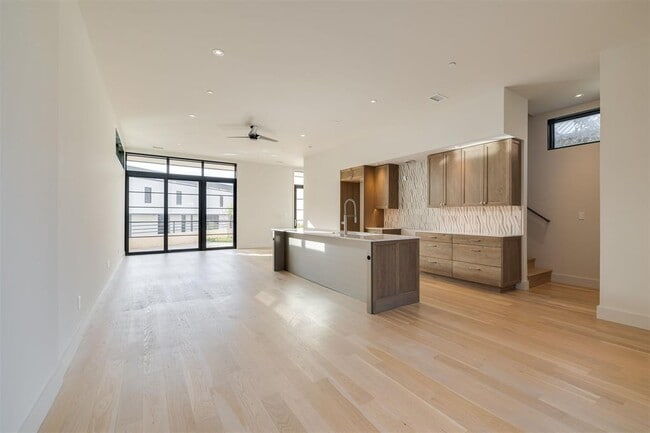 Building Photo - 1303 N Dewey Ave