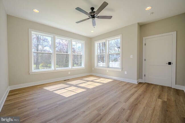 Building Photo - 2424 Carey Ln