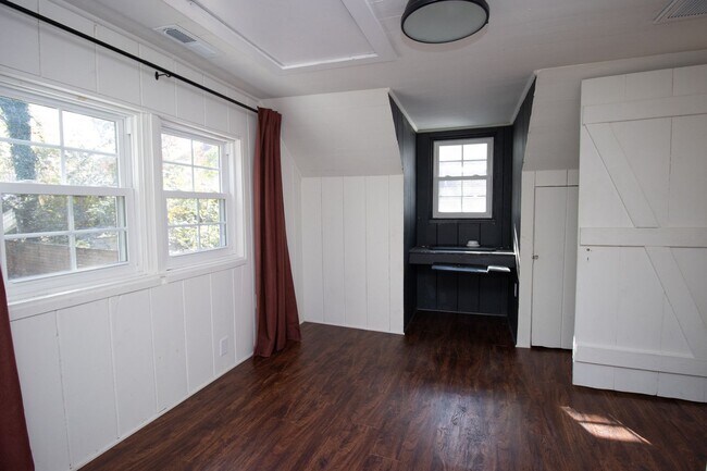 Building Photo - 3 Bedroom, 2.5 Bathroom in Shandon - The F...
