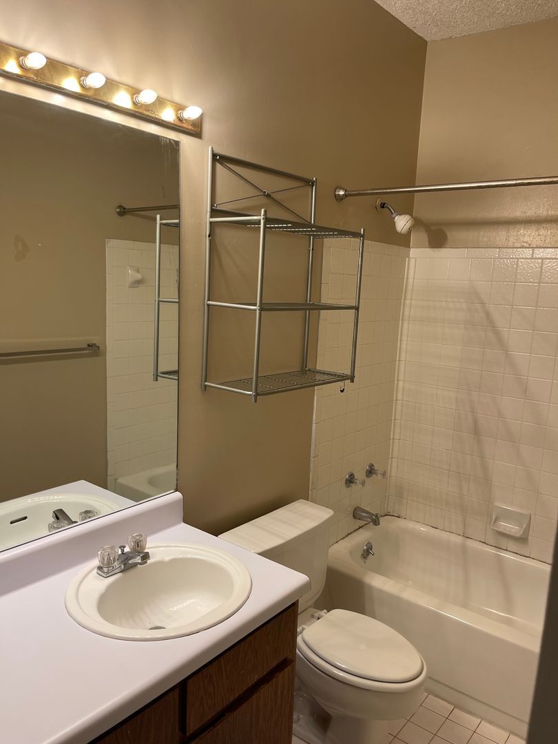 Building Photo - AVAILABLE NOW!