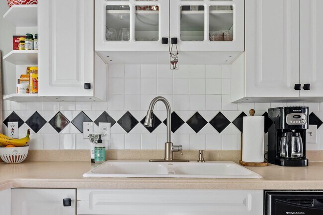 Building Photo - Beautiful 2bd/1ba Condo in VA Highlands w/ Balcony and Pool!!