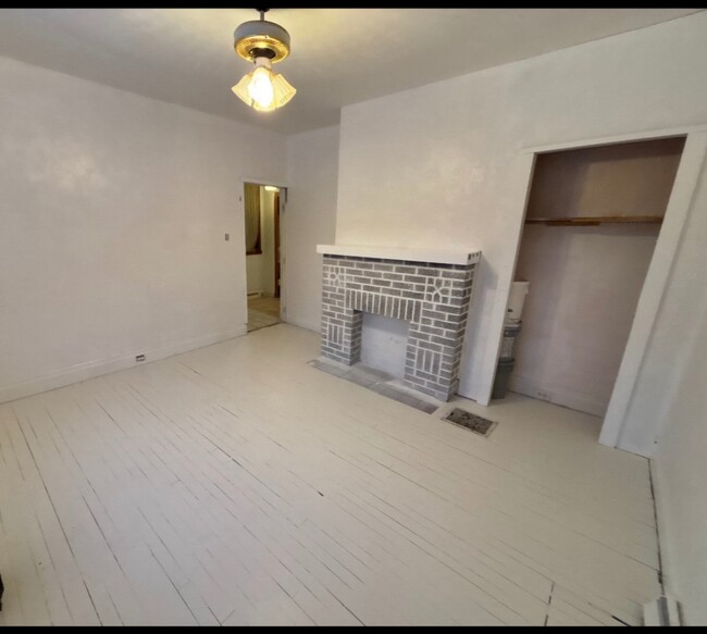 FRONT BEDROOM - 903 W New Castle St