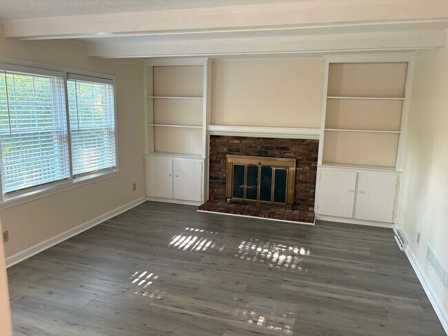 Building Photo - Beautiful 4 Bedroom 2 1/2 Bathroom Home