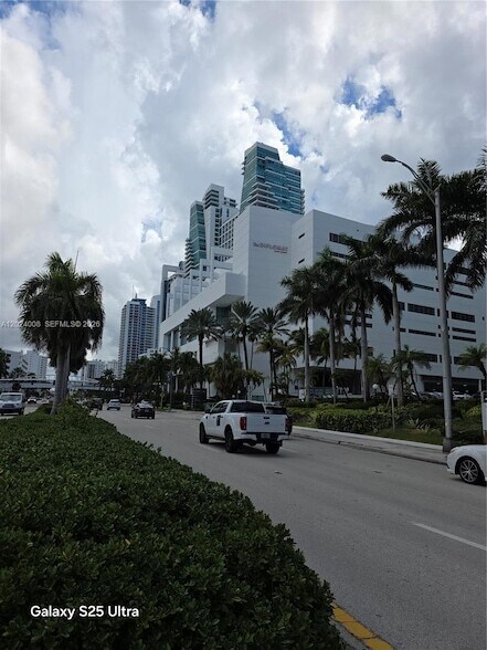 Building Photo - 3725 S Ocean Dr