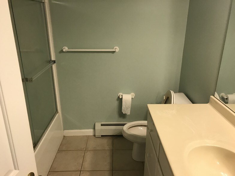 Upstairs bathroom - 131 Stonington Cir