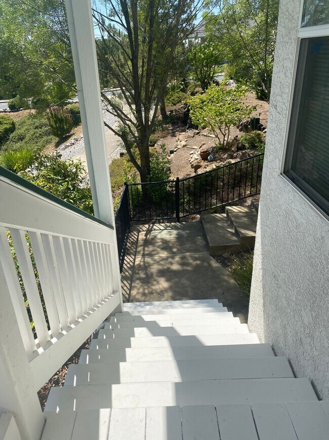 Building Photo - Beautiful Lakefront Home in the Vineyard! 55+ community