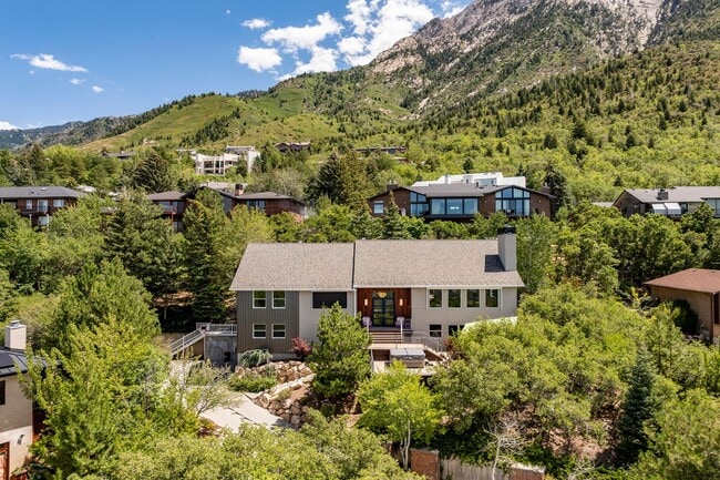 Building Photo - Stunning 5-Bedroom Modern Home with Panora...