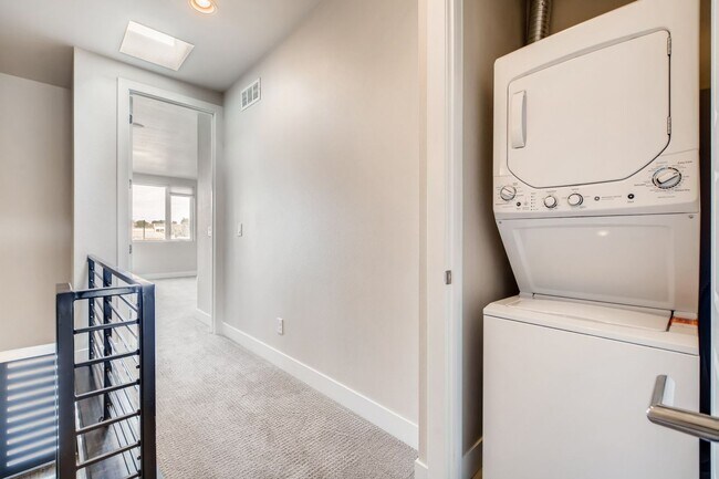 Building Photo - High Street Townhomes 3 bedroom unit with ...