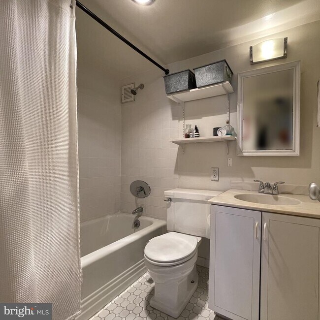 Building Photo - 200 Locust St