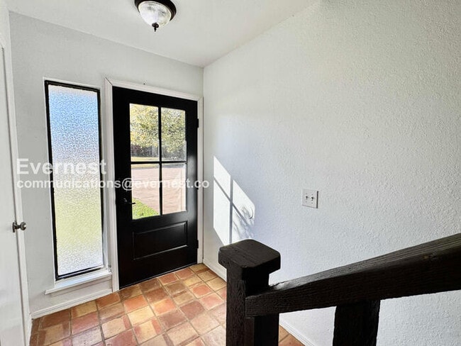 Building Photo - 3 Bed/1.5 Bath Home with Garage / Pet-Frie...