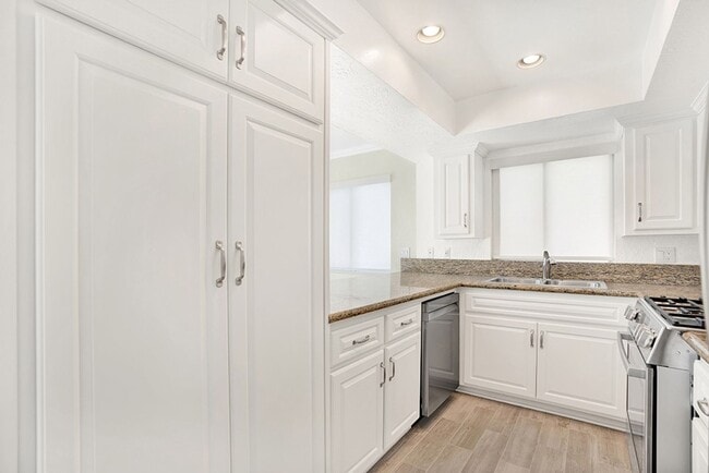 Building Photo - 618 W Balboa Blvd