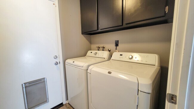 Building Photo - 8525 Del Rey Ave