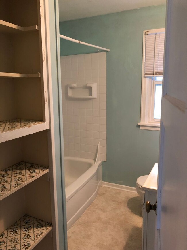 Building Photo - Charming 1-Bedroom Retreat in Vibrant Cour...