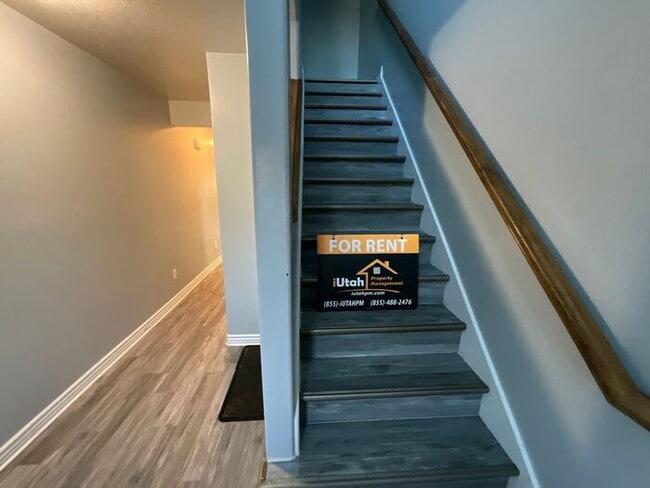 Building Photo - 3 bedroom 2 1/2 Bath Townhouse- Partially Furnished- Ready this month