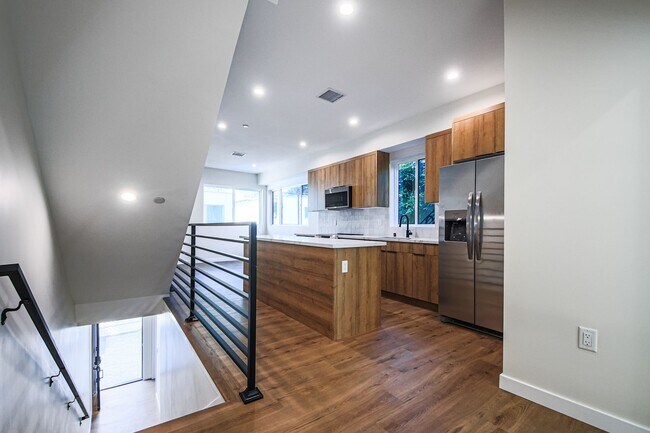 Building Photo - Ultra-Luxury Brand New 2 bed/2.5 bath and ...