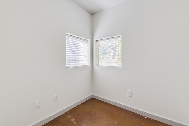 Building Photo - 2605 Calumet St