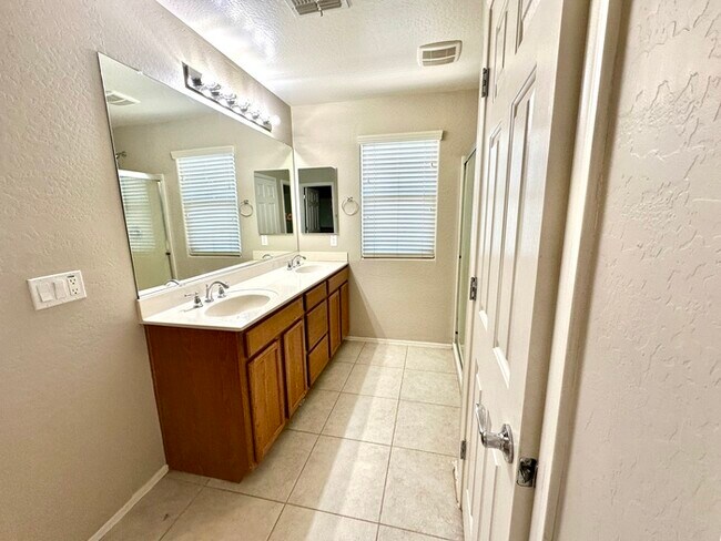 Building Photo - Exceptional 3BR home in gated Westridge Park! Loft, granite kitchen, stainless appliances, 2-car ...