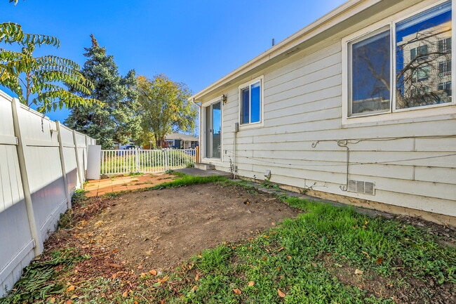 Building Photo - $2,150.00, 3 Bed, 2 bathroom located in De...