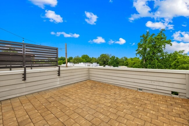 Building Photo - Beautiful Townhome in the Heart of Wesley Heights