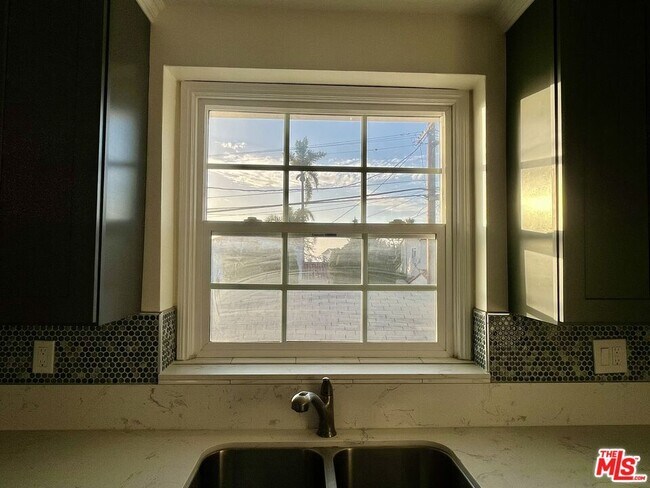 Building Photo - 5913 Overhill Dr