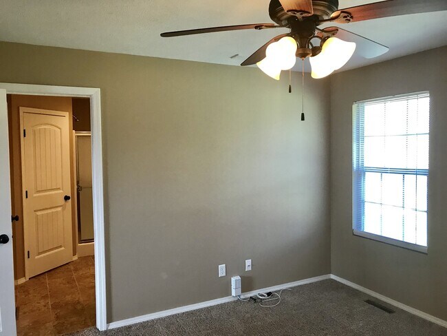 Building Photo - Beautiful home in West Springfield available Now
