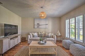 Building Photo - 558 102nd Ave N