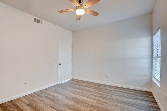 Building Photo - Beautiful 2BR / 2BA Renovated / Modern Con...