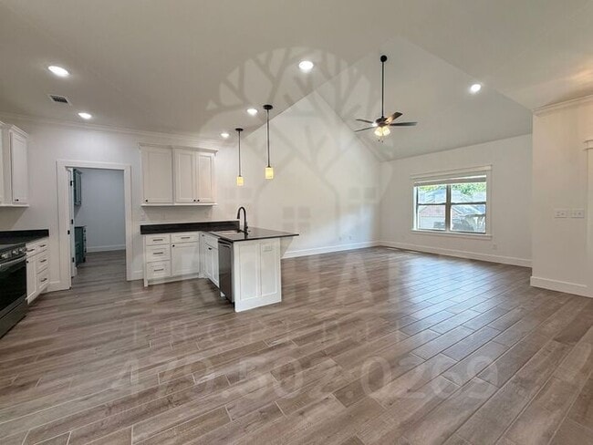 Building Photo - Bella Vista Single-Family Home- 3 Bed/ 2 B...