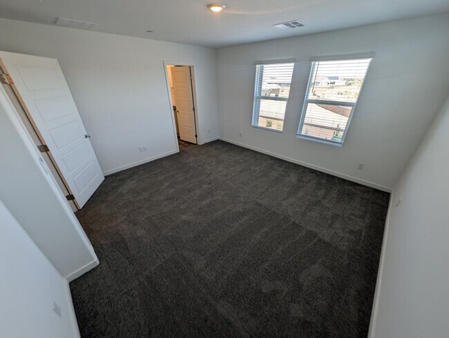 Building Photo - 484 Golden Myna Ave