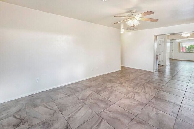 Building Photo - Spacious 3 Bed, 2 Bath Home Near UofA - Perfect Tucson Living!