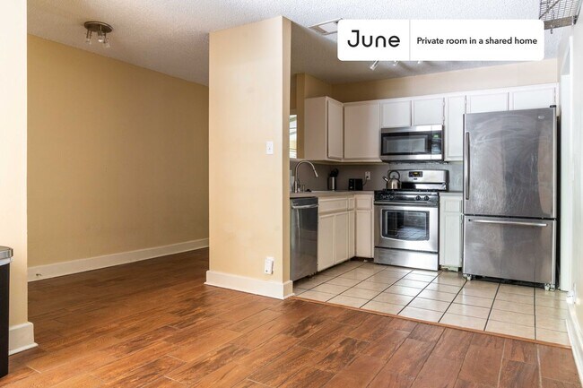 Building Photo - Room in Shared 3 bed/2 bath home