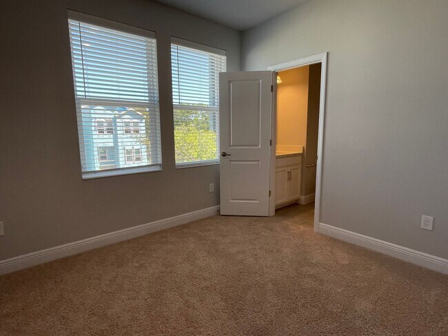 Building Photo - Annual Unfurnished 3 Bedroom, 3.5 Bathroom Townhome adjacent to Downtown Sarasota