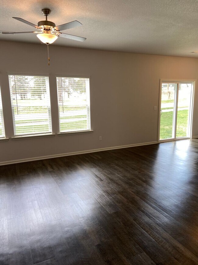 Building Photo - Pre-Leasing Now: Comfortable 3-Bedroom, 2.5-Bath Home in Oak Woods!