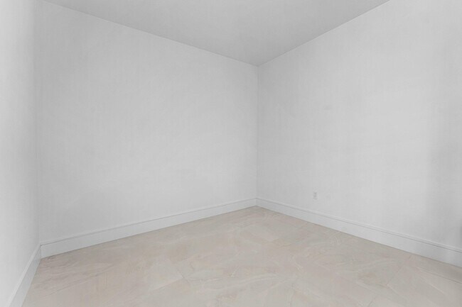 Building Photo - 220 Lake Shore Dr