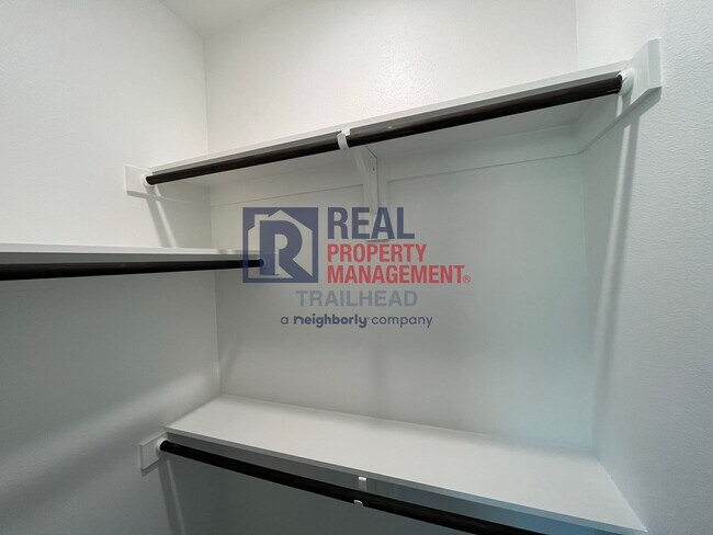 Building Photo - Stylish 3 Bed, 2 Bath Home in Gated Lakeside Community!