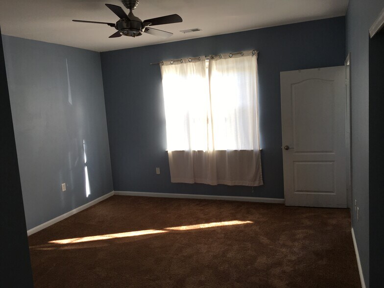 Building Photo - 932 Southmoor Dr