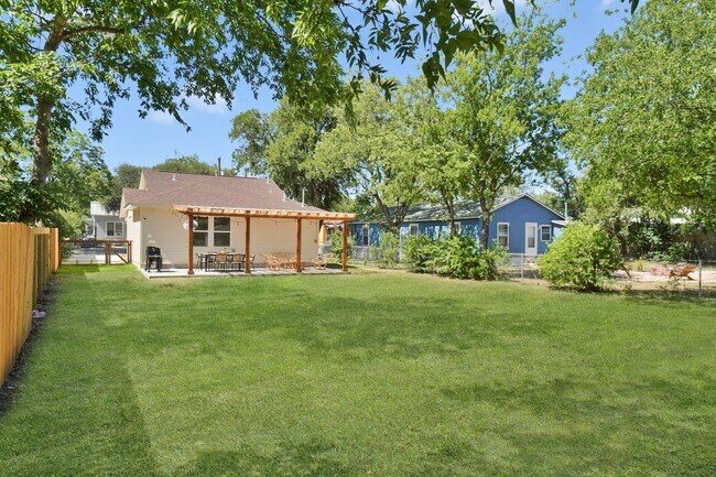 Building Photo - Gorgeous 3 bedroom, 2 ba home in the heart...