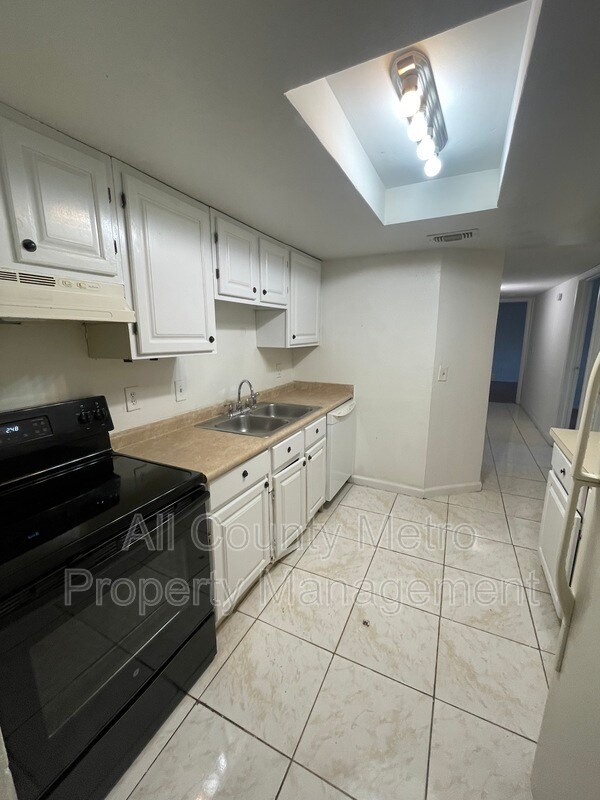 Building Photo - 4932 Sanoma Village