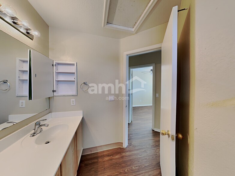 Building Photo - 7926 N 54th Dr