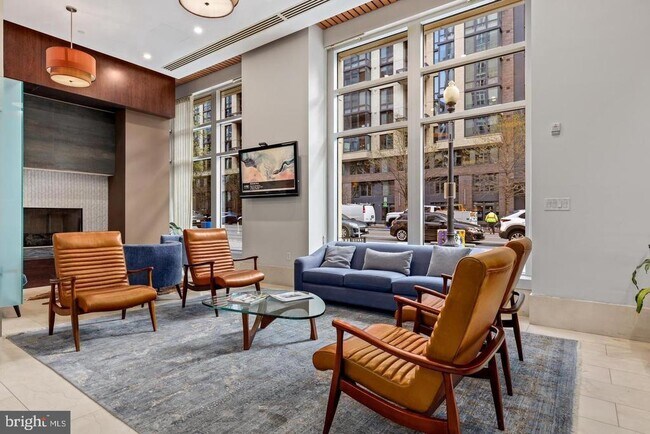 Building Photo - 1025 1st St SE