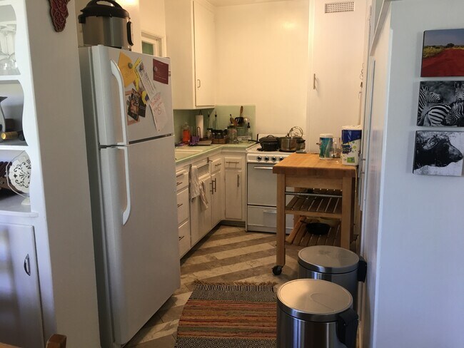 Building Photo - 1042 Pearl St