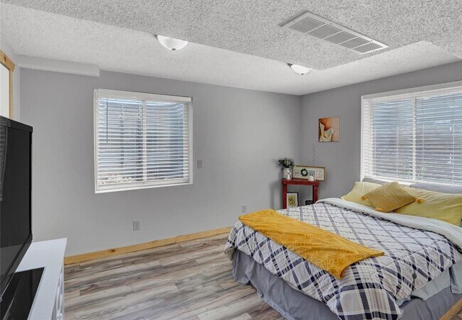 Building Photo - 4 Bed 4 Bath Home in District 20!!!