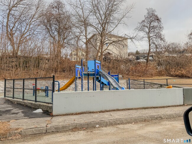 Building Photo - 51 River St