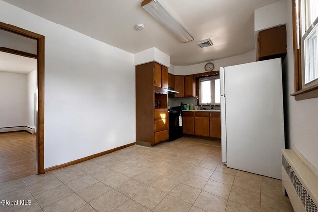 Building Photo - 113 Russell Rd